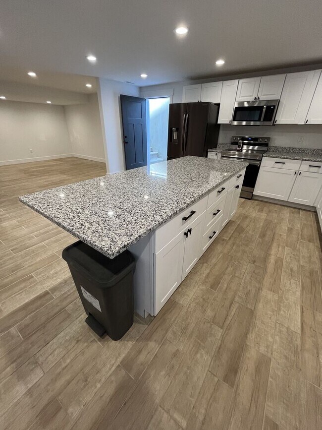 Building Photo - Spacious 3 Bed Downstairs Duplex