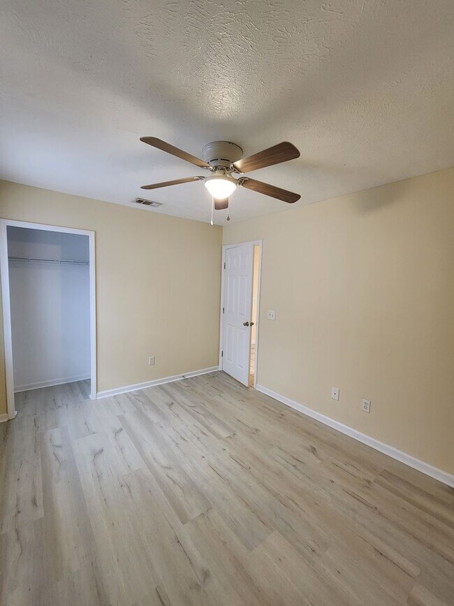 Building Photo - 5434 Sunset Ave