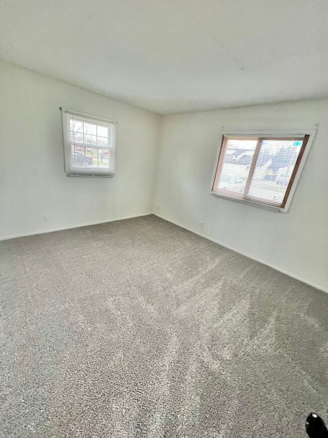 Building Photo - New Listing! 3 bedroom House!