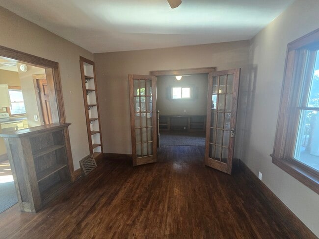 Building Photo - 802-811 11th Ave N