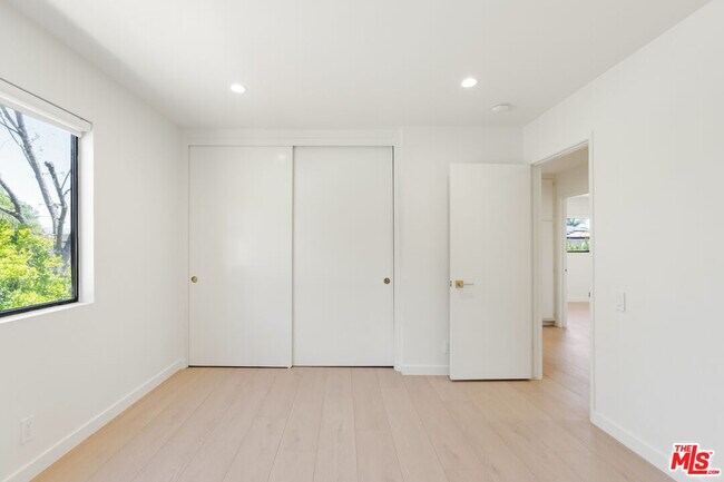 Building Photo - 4933 Collett Ave