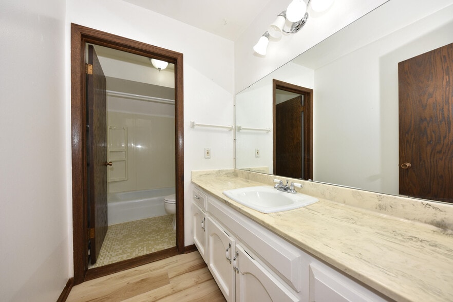 Building Photo - 2076 Chateau Ct