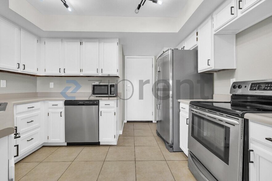 Building Photo - Unit 10