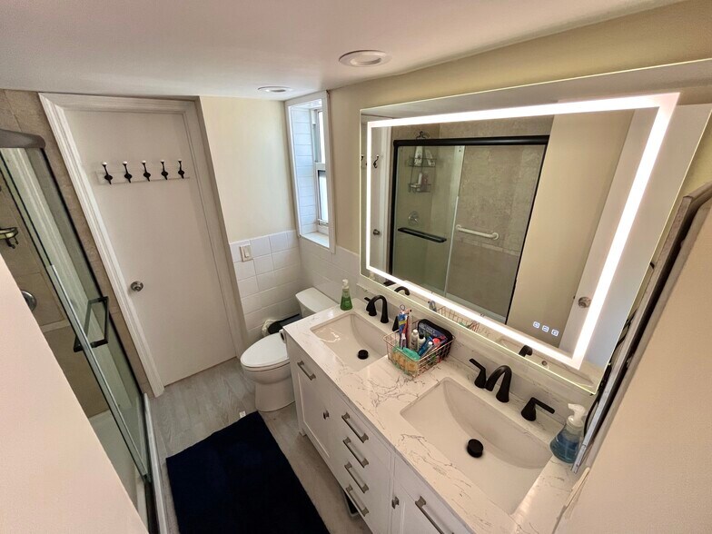 Building Photo - 2900 Banyan St