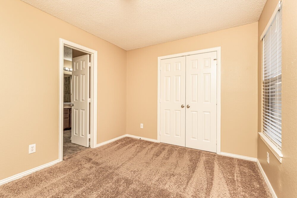 Building Photo - 520 Picketts Dr