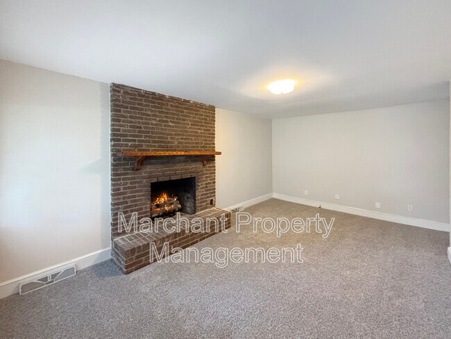 Building Photo - 22 Brownwood Dr