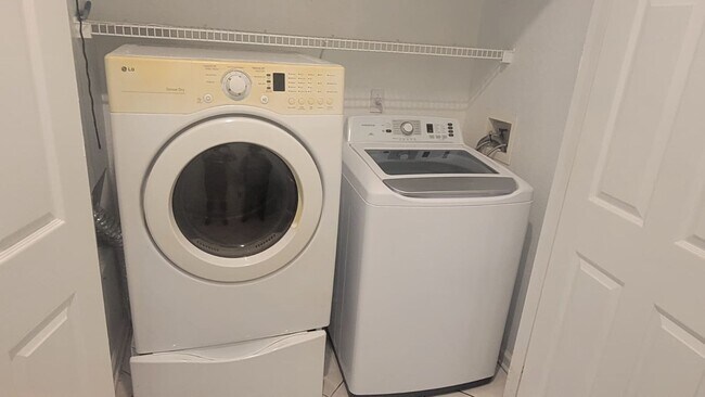 Building Photo - Beautiful 3BR/2BA Condo in Gated Golf Ridge Community