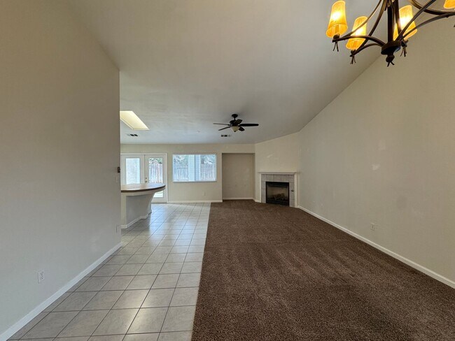 Building Photo - Spacious SW Bakersfield home!