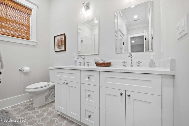 Building Photo - Fully furnished brand new home with garage!