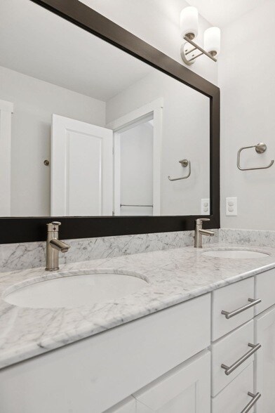 Building Photo - 2310 Vaulx Ln