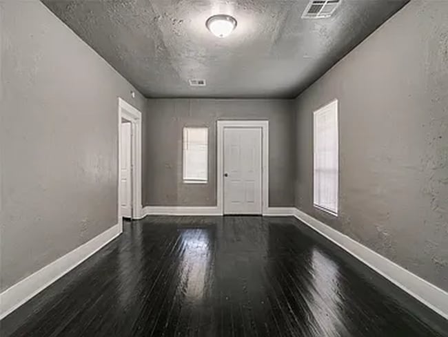 Building Photo - N. McKinley Ave - Triplex