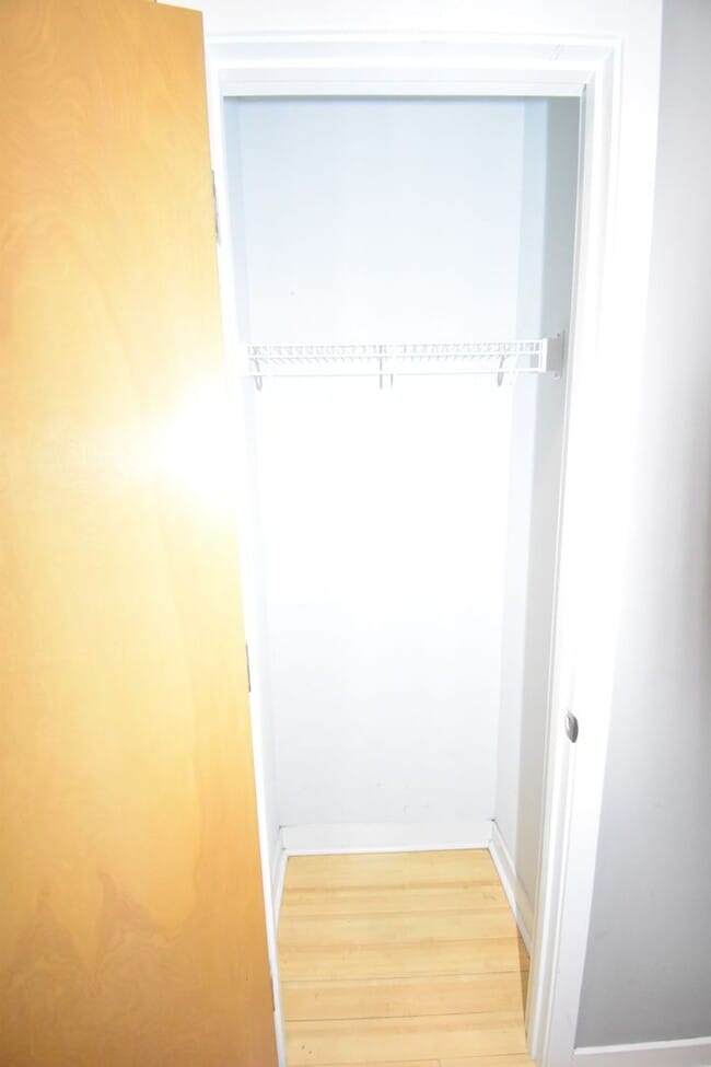 Building Photo - Large 2 Bedroom Condo For Rent Near Historic Downtown Clarksville!