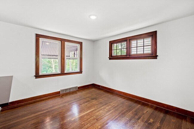 Building Photo - AVAILABLE MAY 1ST! GORGEOUS 3 BEDROOM IN CARNEGIE!!