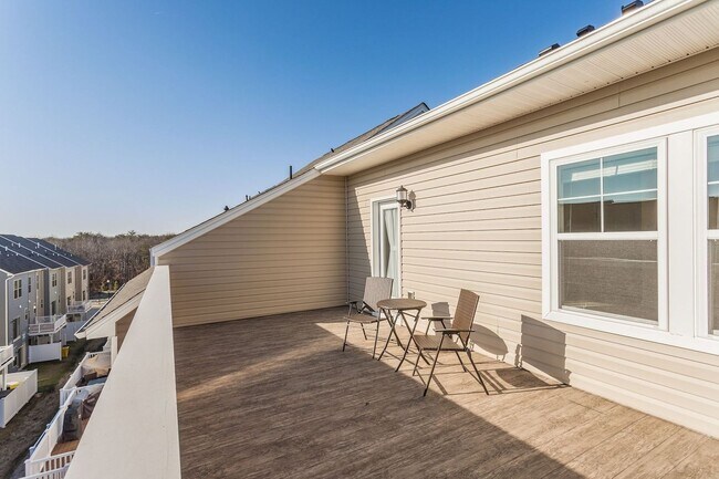 Building Photo - Massive 4 BR/2 Full BA & 2 Half BA EOG Tow...