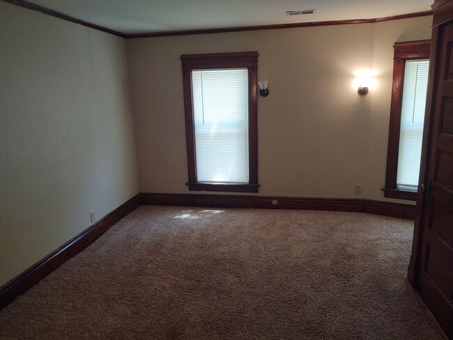 Building Photo - Huge 4 Bedroom 2,5 Bathroom 2 Car Garage H...