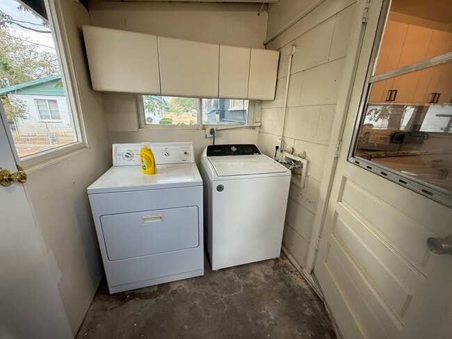 Building Photo - 6393 S Russell Rd