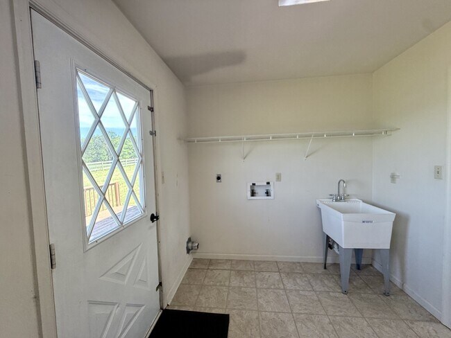 Building Photo - 90 Boyer Rd