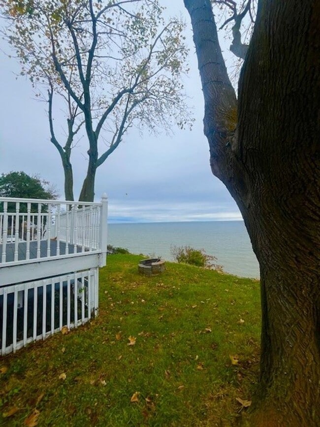 Building Photo - Gorgeous Water Front Home with Beach Access