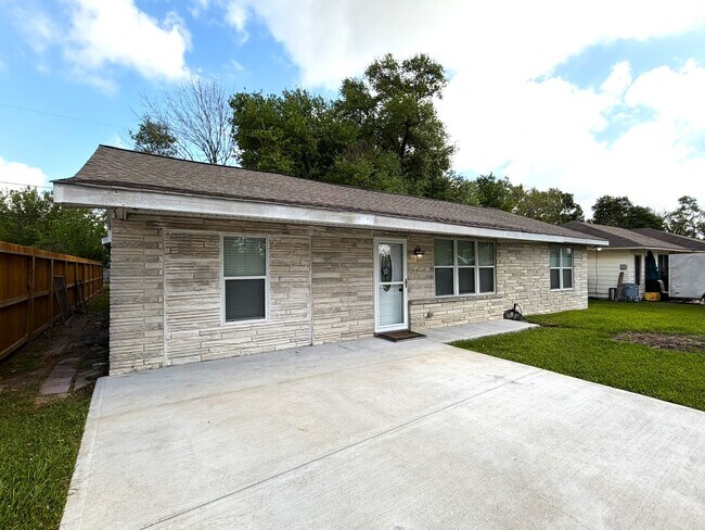 Building Photo - 5763 Westover St