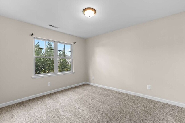 Building Photo - Charming 3- Bedroom home in Bradford Estates!