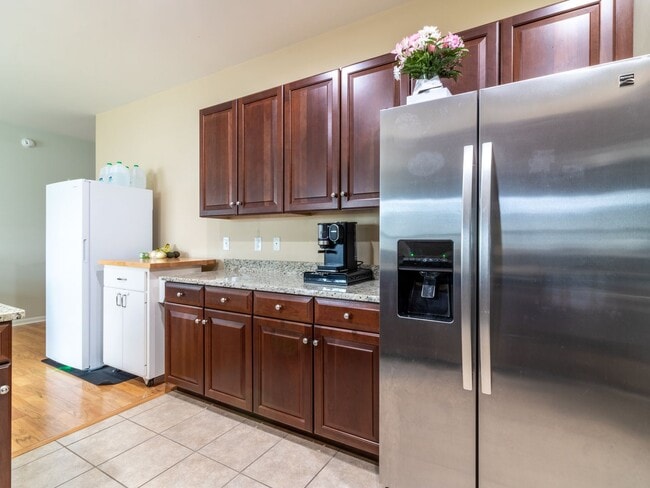 Building Photo - YEAR-ROUND - UNFURNISHED - CONDO  - WOODS ...