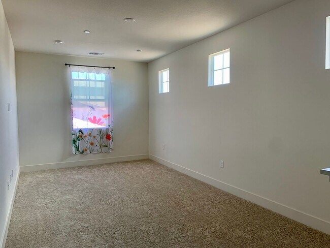 Building Photo - 4 Bedroom Home in Hollister with 3 Full Bathrooms and Central A/C