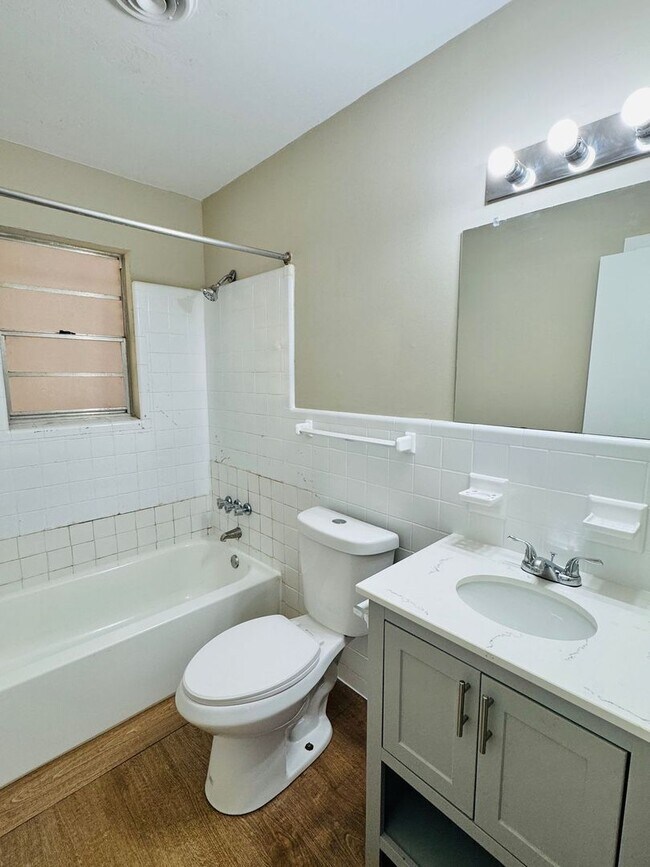 Building Photo - Charming 3-Bedroom Home with Cozy Living Spaces!