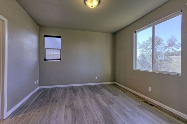 Building Photo - 3 Bedroom 2 1/2 Bath in Loveland