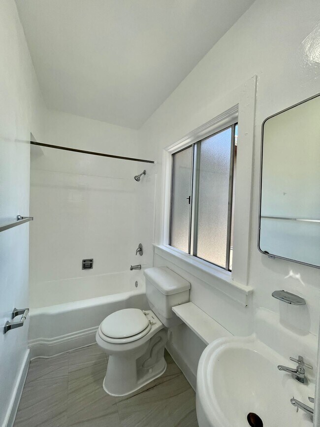 Building Photo - 1837 N Kingsley Dr
