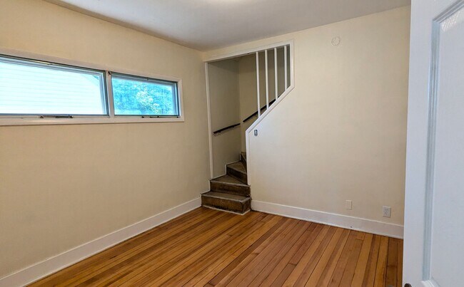 Building Photo - 969 Fleming- 2 bedroom house with basement...