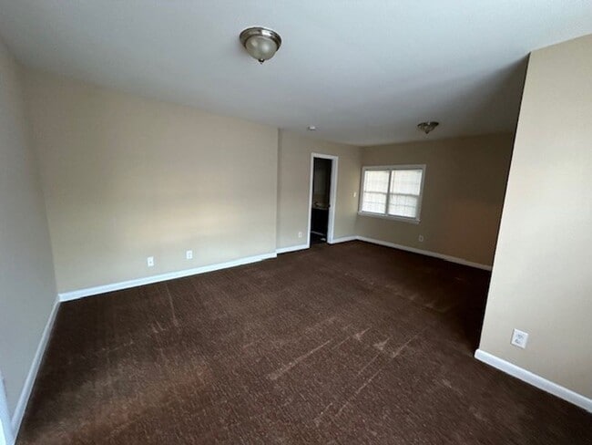 Building Photo - Conveniently located 3 bedroom/2 Bath house