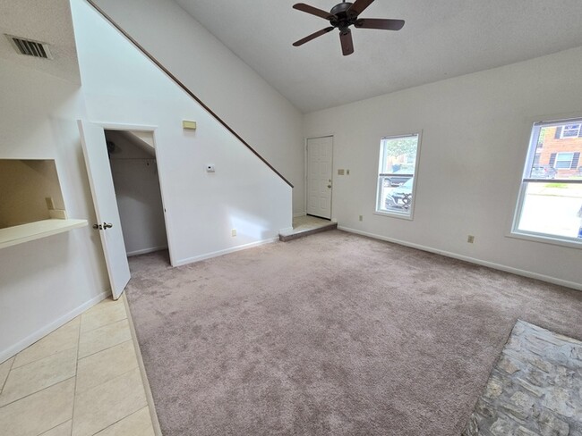 Building Photo - Awesome 3 Bed / 2 Bath Townhome with Open ...