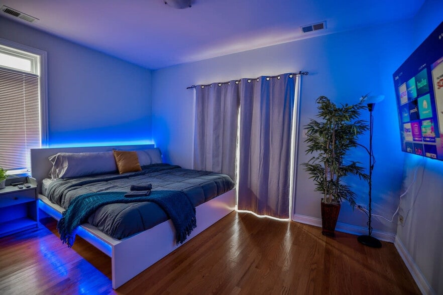 Building Photo - 2022 W Warren Blvd