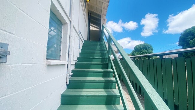 Building Photo - 1347 Palolo Ave