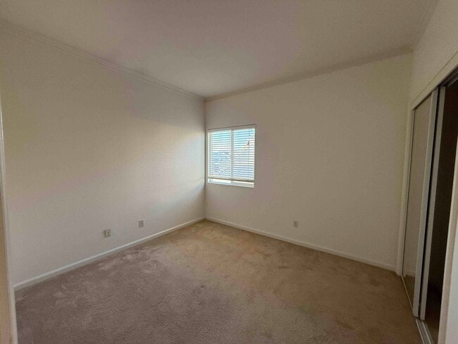 Building Photo - Spacious Cresleigh Ranch Home Near Schools...