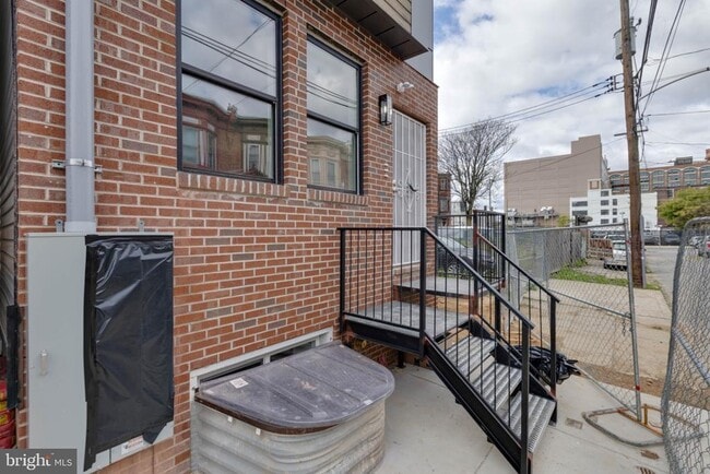 Building Photo - 1224 W Silver St