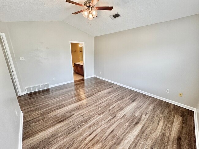 Building Photo - 140 Pinewood Dr