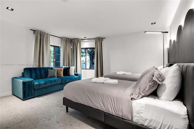 Building Photo - 2500 Bayview Dr