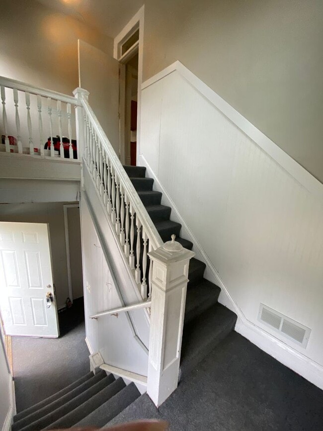 Building Photo - Newly Updated 2 Bedroom