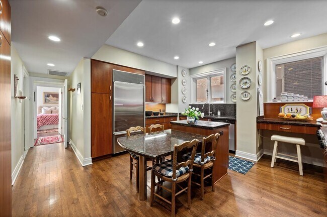 Building Photo - 2130 N Lincoln Park W