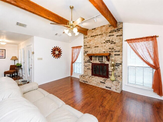 Building Photo - 2217 Parkside Dr