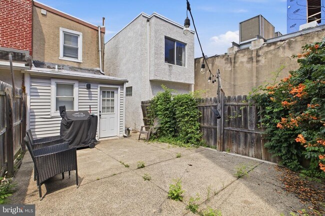 Building Photo - 1733 Blair St