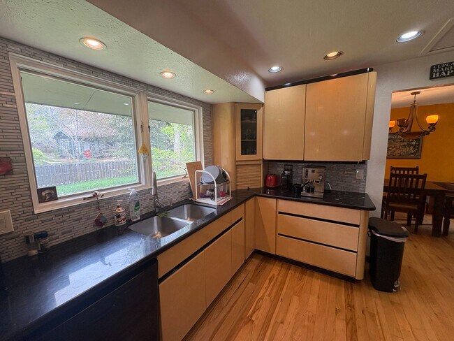 Building Photo - 4 Bed 2.5 Bath Home in North Boulder With ...
