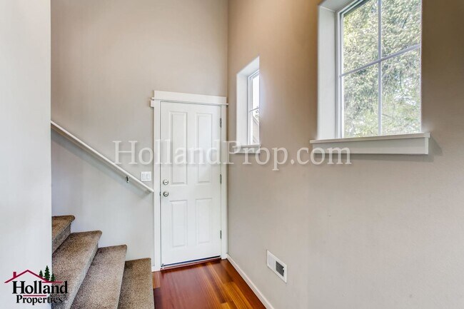 Building Photo - 977 NE 73rd Ave