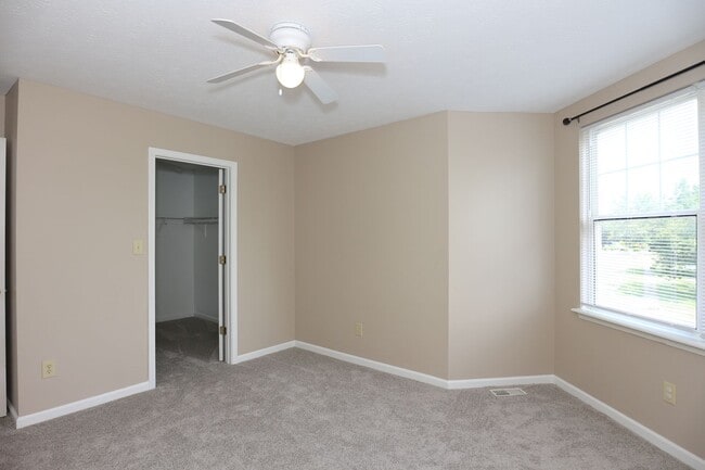 Building Photo - Large 5 Bedroom Westfield Home!