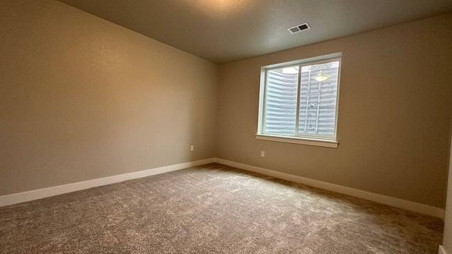 Building Photo - Great Townhouse in Windsor