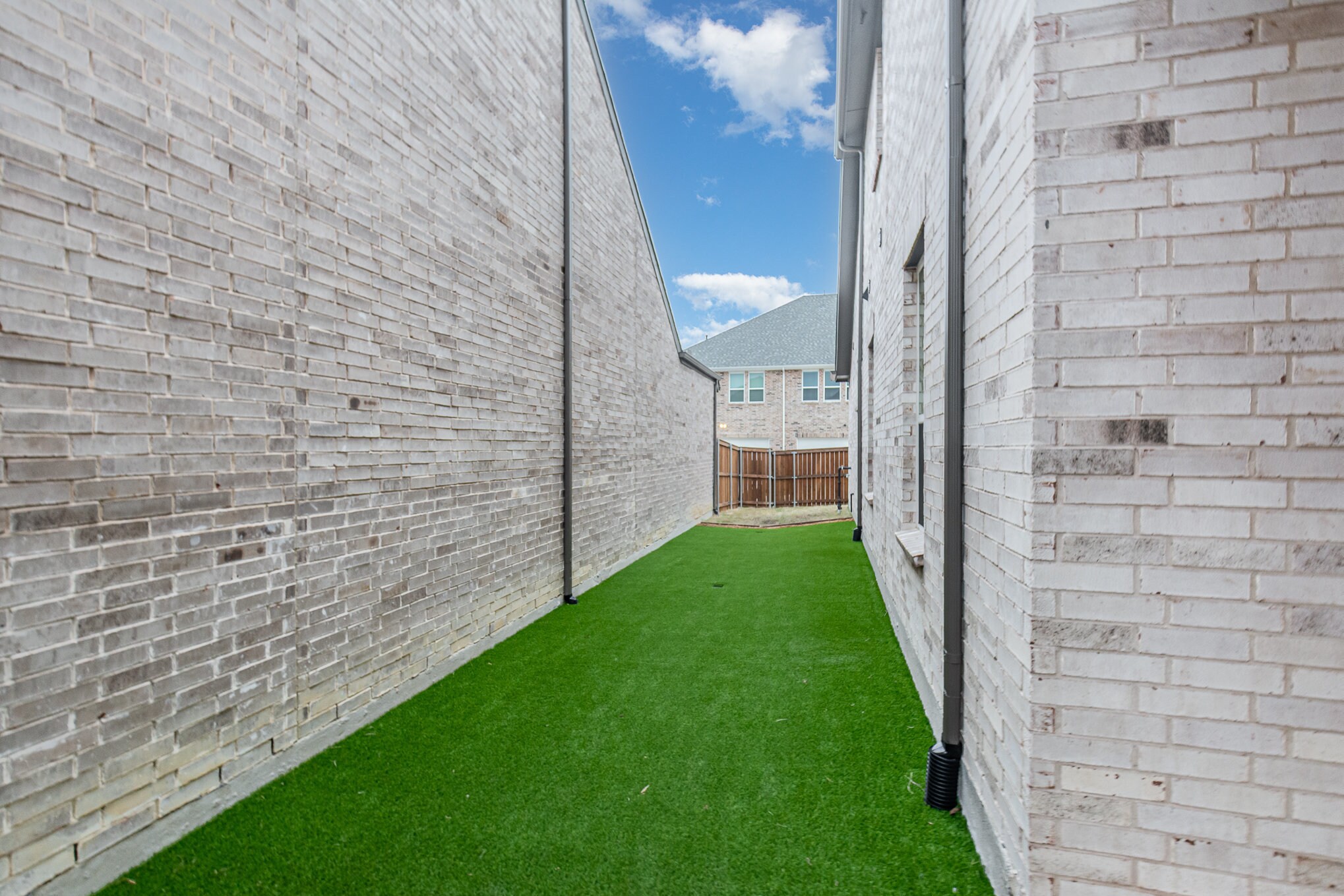 Building Photo - 9558 Hedge St