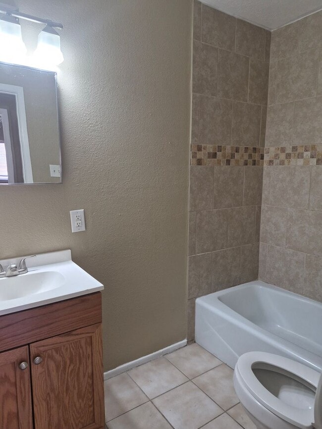 Building Photo - One Bedroom Apartment