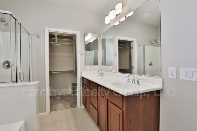 Building Photo - 15068 W Glenrosa Ave