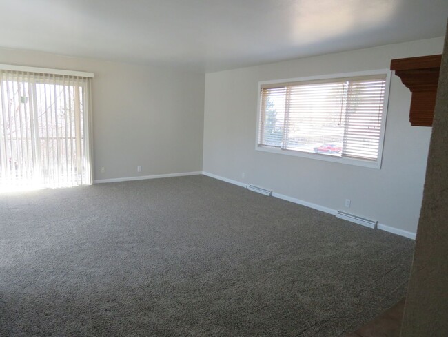 Building Photo - Large 4 Bedroom (1 non-egress) Home on Wes...